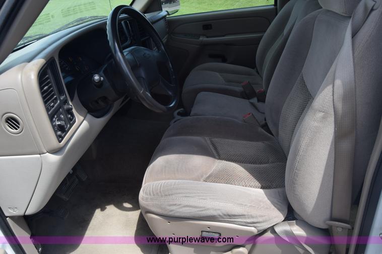 image for item K6717 2004 Chevrolet Suburban 1500 SUV