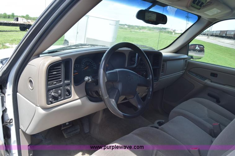 image for item K6717 2004 Chevrolet Suburban 1500 SUV