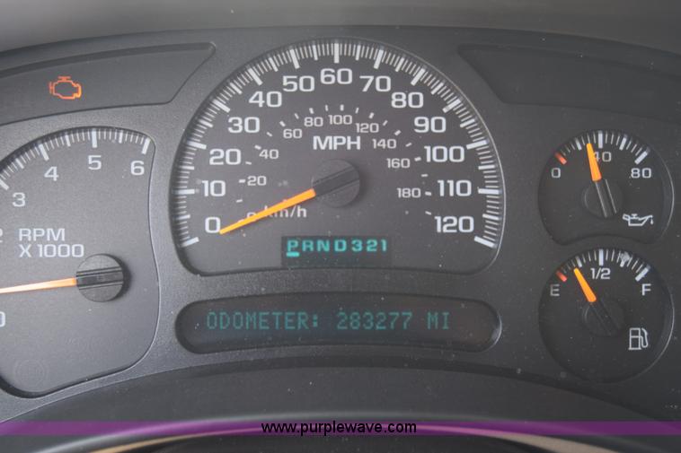 image for item K6717 2004 Chevrolet Suburban 1500 SUV