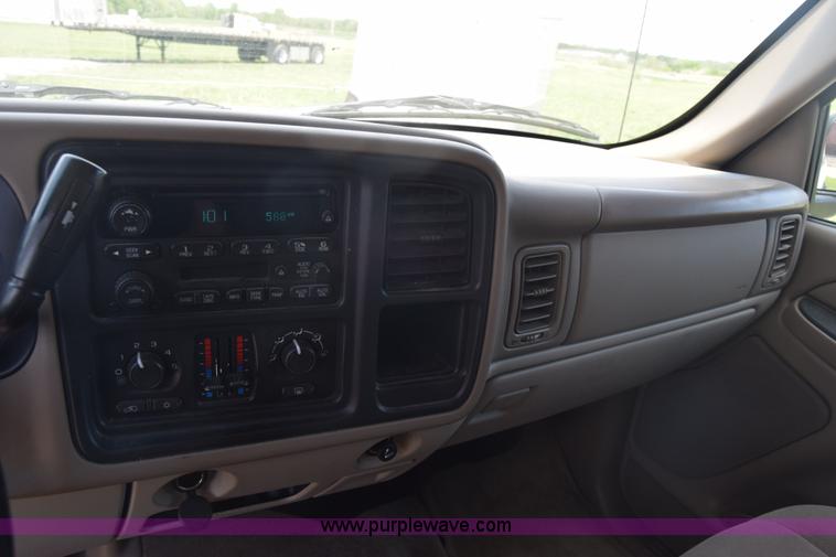 image for item K6717 2004 Chevrolet Suburban 1500 SUV