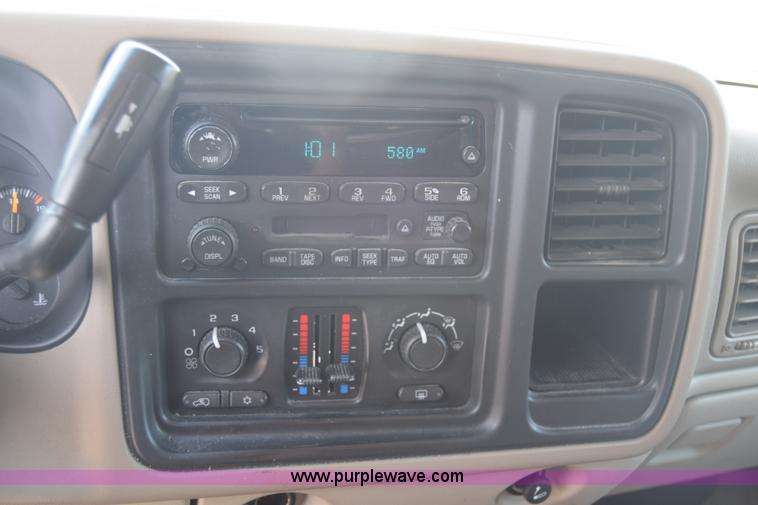 image for item K6717 2004 Chevrolet Suburban 1500 SUV