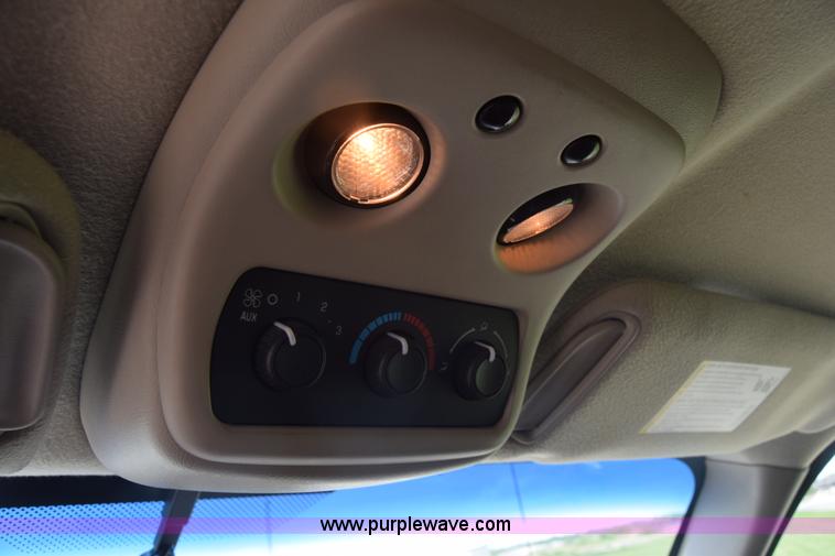 image for item K6717 2004 Chevrolet Suburban 1500 SUV