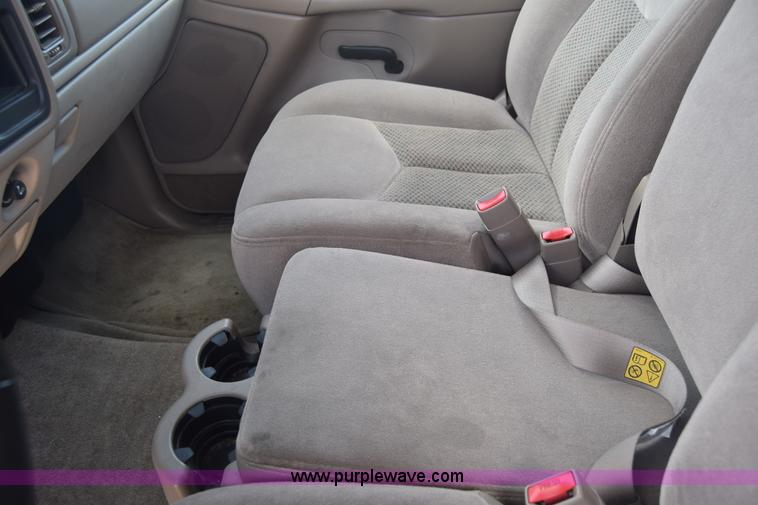 image for item K6717 2004 Chevrolet Suburban 1500 SUV