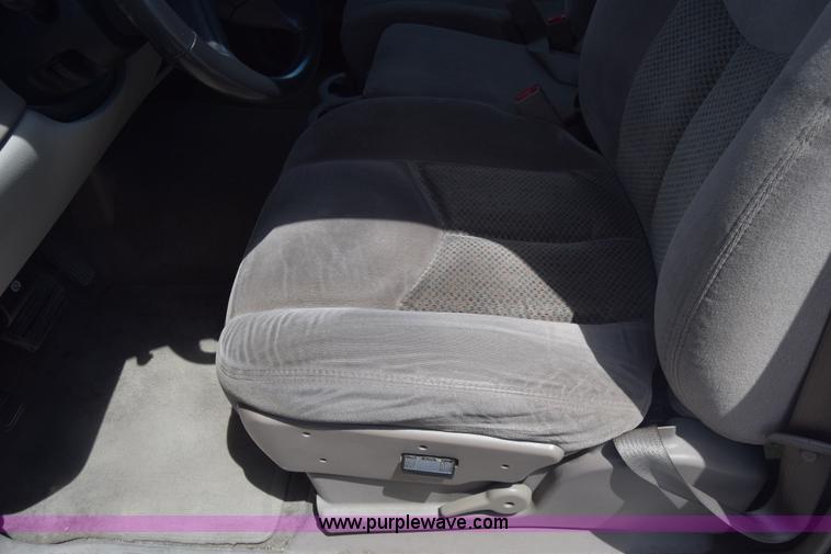 image for item K6717 2004 Chevrolet Suburban 1500 SUV