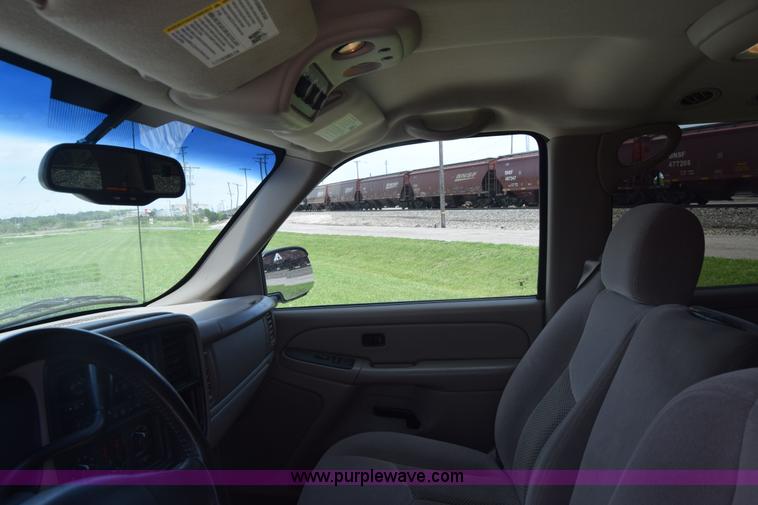 image for item K6717 2004 Chevrolet Suburban 1500 SUV