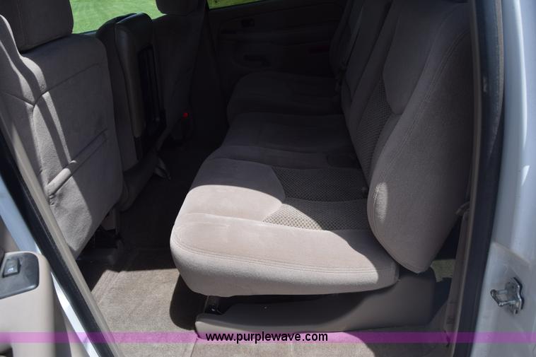 image for item K6717 2004 Chevrolet Suburban 1500 SUV