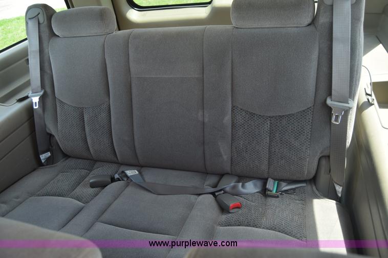 image for item K6717 2004 Chevrolet Suburban 1500 SUV