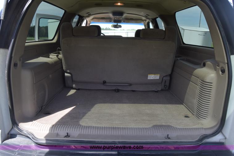 image for item K6717 2004 Chevrolet Suburban 1500 SUV