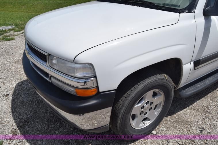 image for item K6717 2004 Chevrolet Suburban 1500 SUV