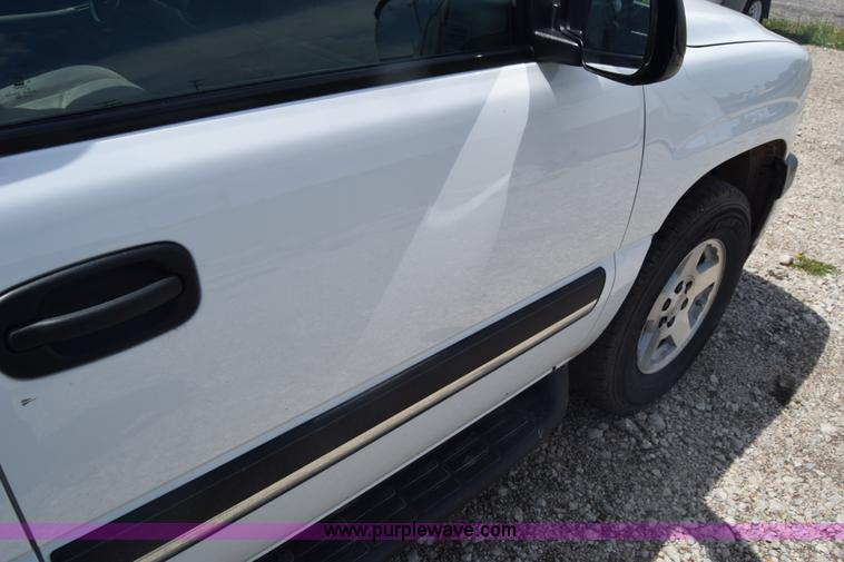 image for item K6717 2004 Chevrolet Suburban 1500 SUV