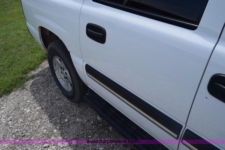 image for item K6717 2004 Chevrolet Suburban 1500 SUV