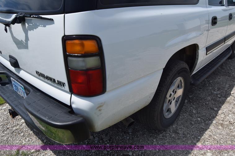 image for item K6717 2004 Chevrolet Suburban 1500 SUV