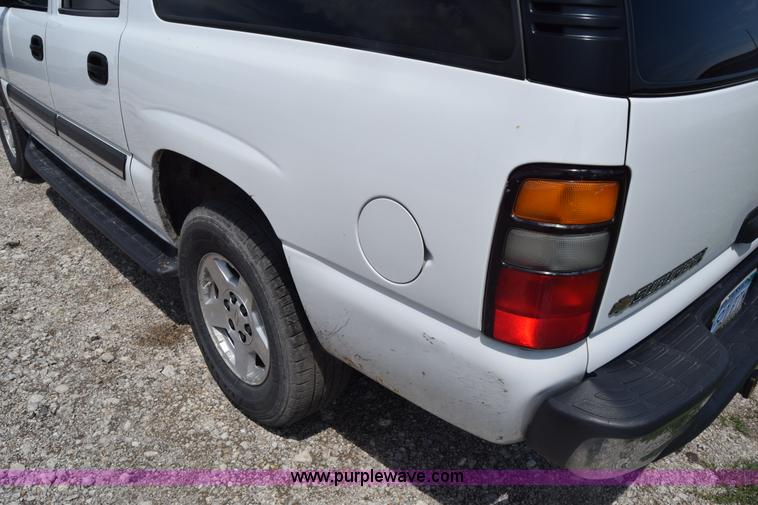image for item K6717 2004 Chevrolet Suburban 1500 SUV
