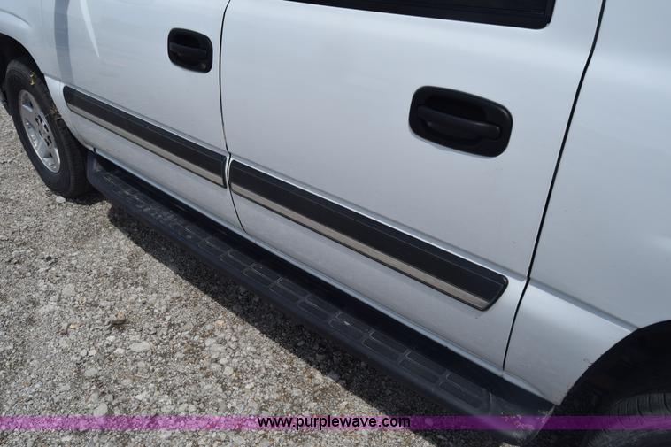 image for item K6717 2004 Chevrolet Suburban 1500 SUV