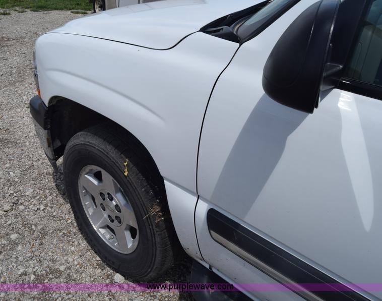 image for item K6717 2004 Chevrolet Suburban 1500 SUV