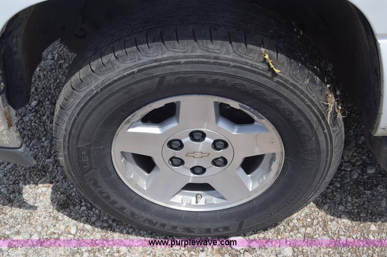 image for item K6717 2004 Chevrolet Suburban 1500 SUV