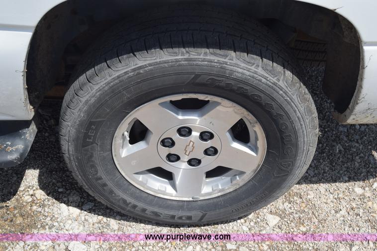 image for item K6717 2004 Chevrolet Suburban 1500 SUV