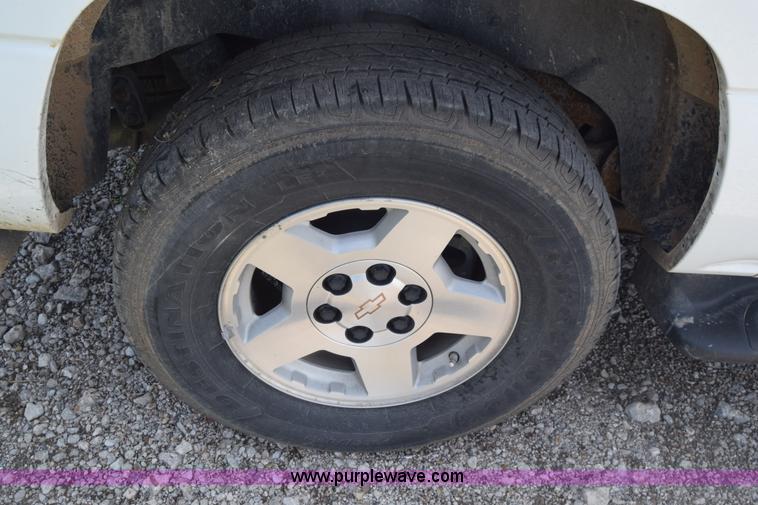 image for item K6717 2004 Chevrolet Suburban 1500 SUV