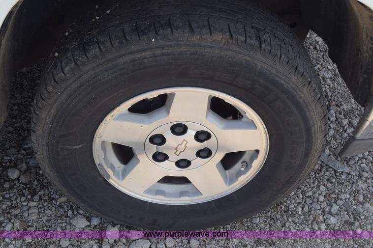 image for item K6717 2004 Chevrolet Suburban 1500 SUV