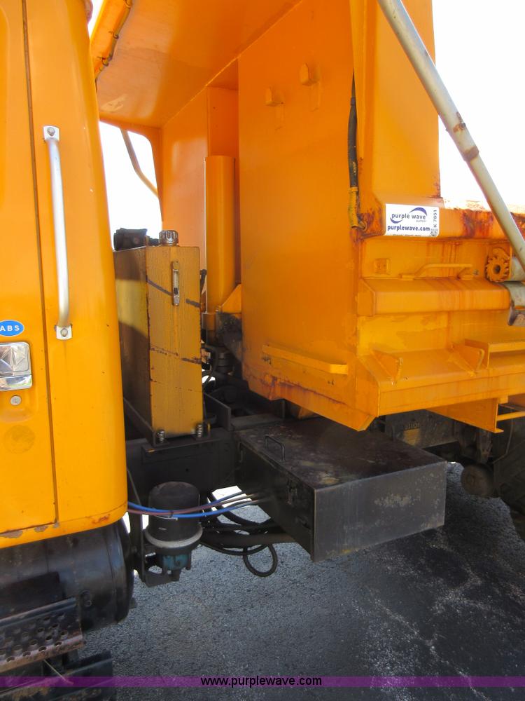 image for item K7851 2000 International 4900 dump truck