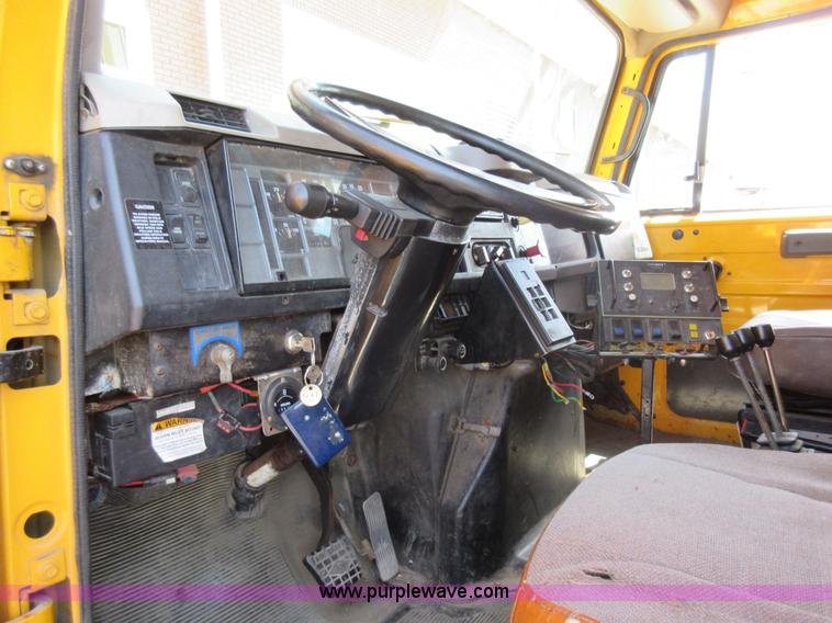 image for item K7851 2000 International 4900 dump truck
