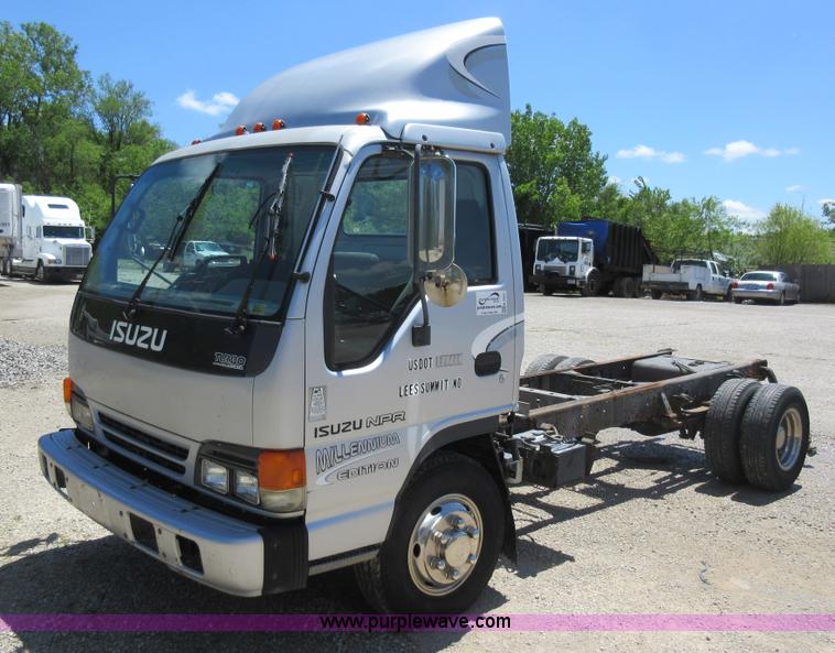 image for item K7901 2001 Isuzu NPR truck cab and chassis