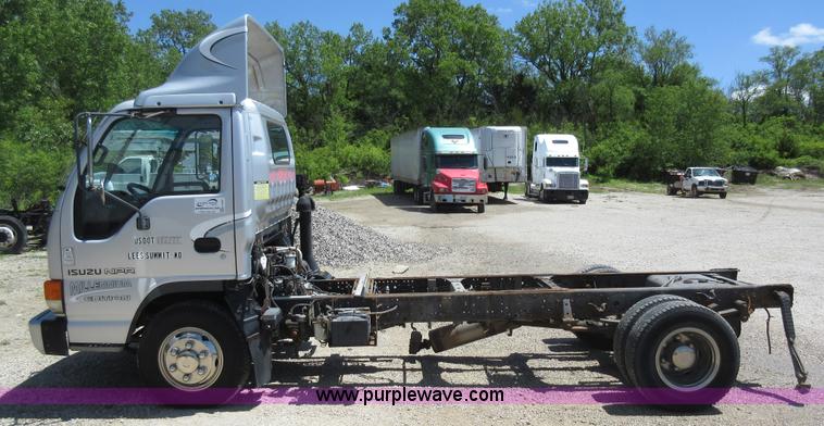 image for item K7901 2001 Isuzu NPR truck cab and chassis