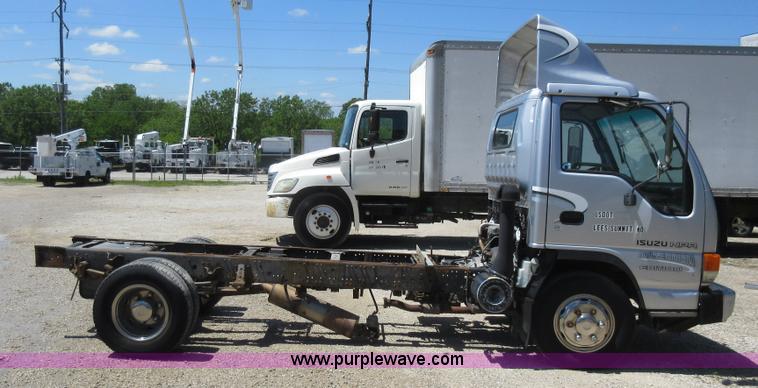 image for item K7901 2001 Isuzu NPR truck cab and chassis