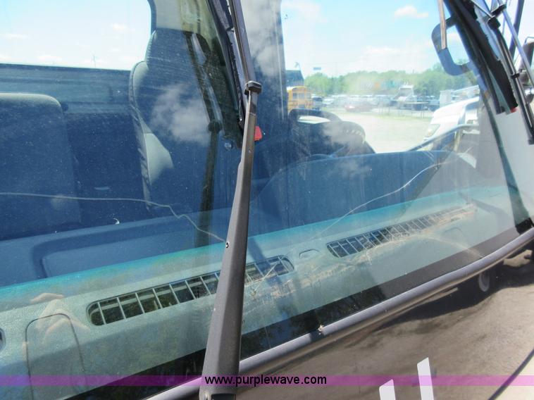 image for item K7901 2001 Isuzu NPR truck cab and chassis