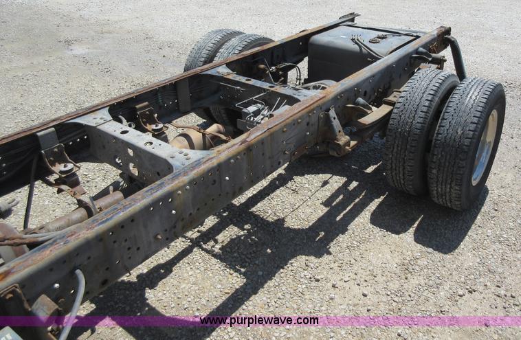 image for item K7901 2001 Isuzu NPR truck cab and chassis