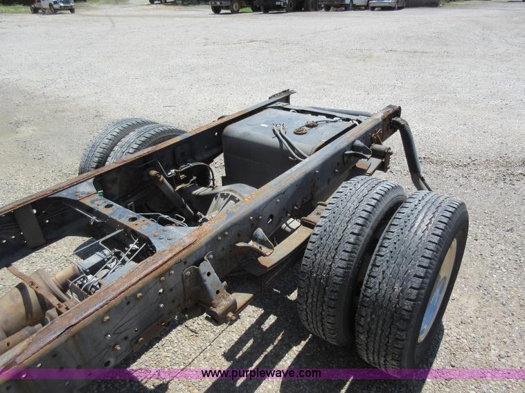 image for item K7901 2001 Isuzu NPR truck cab and chassis