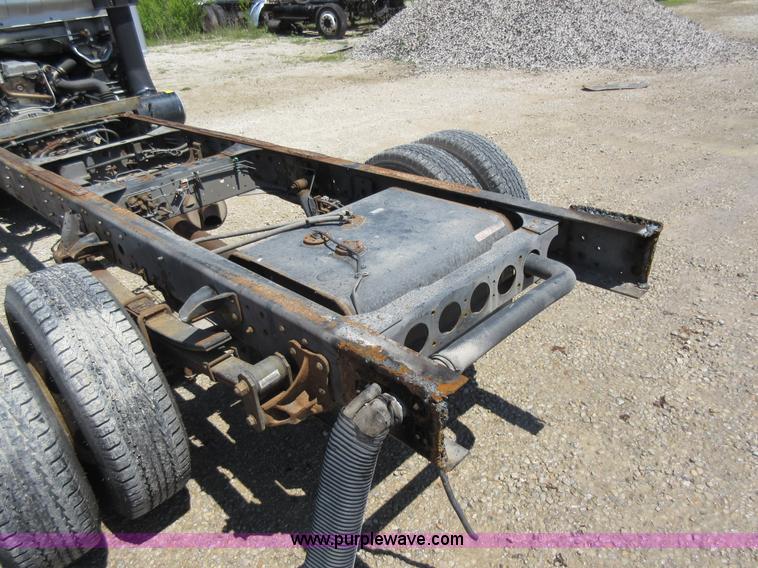 image for item K7901 2001 Isuzu NPR truck cab and chassis