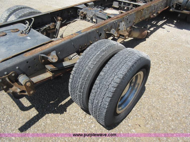 image for item K7901 2001 Isuzu NPR truck cab and chassis