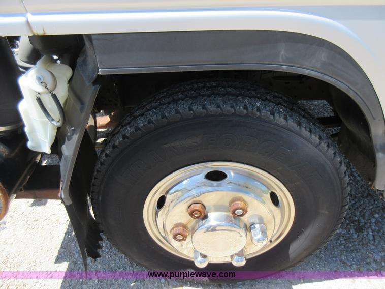 image for item K7901 2001 Isuzu NPR truck cab and chassis