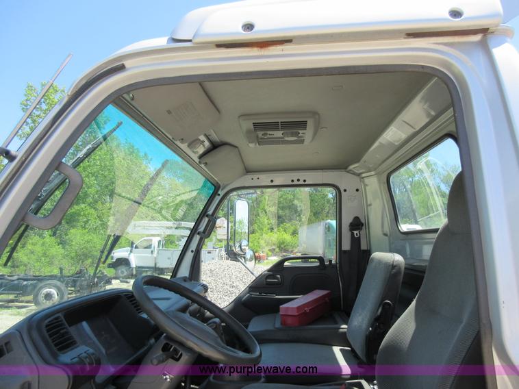 image for item K7901 2001 Isuzu NPR truck cab and chassis