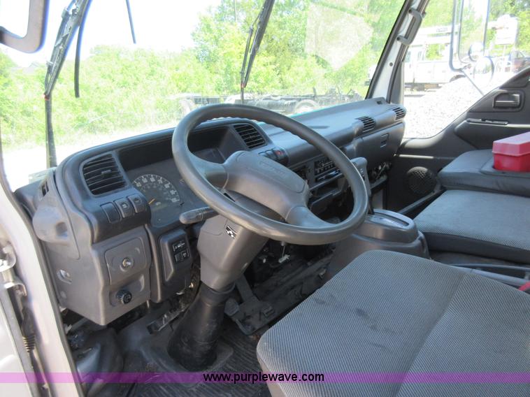 image for item K7901 2001 Isuzu NPR truck cab and chassis