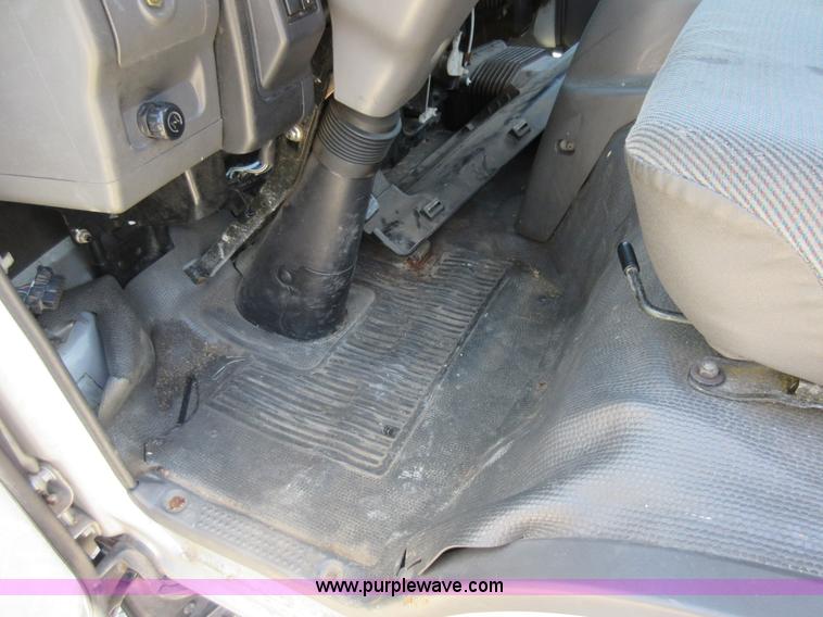 image for item K7901 2001 Isuzu NPR truck cab and chassis