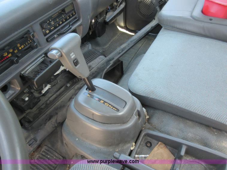 image for item K7901 2001 Isuzu NPR truck cab and chassis