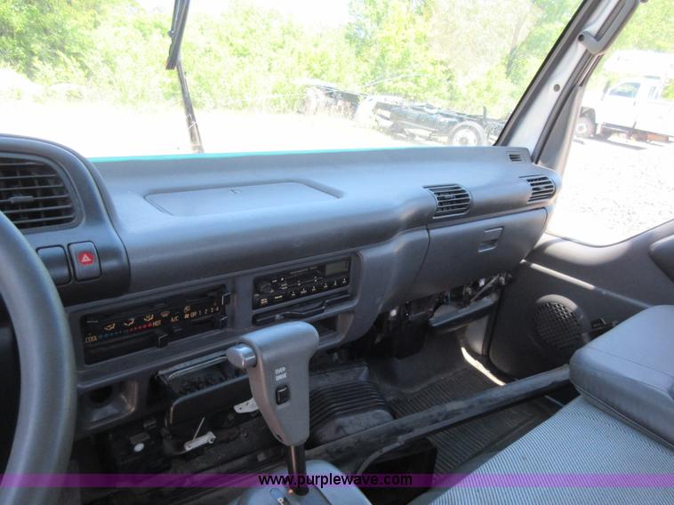 image for item K7901 2001 Isuzu NPR truck cab and chassis