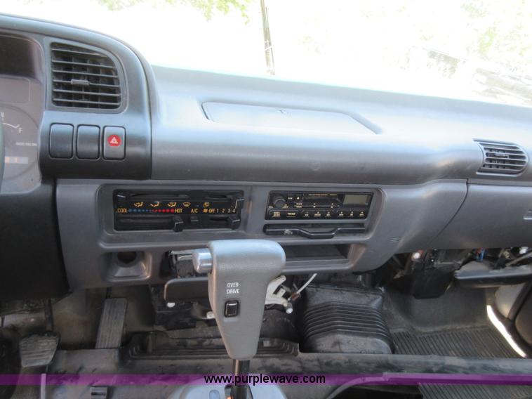 image for item K7901 2001 Isuzu NPR truck cab and chassis