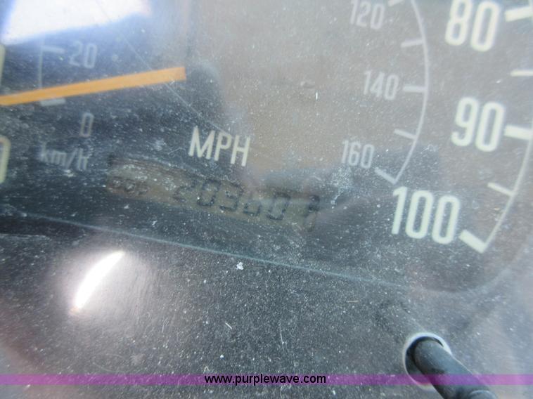 image for item K7901 2001 Isuzu NPR truck cab and chassis