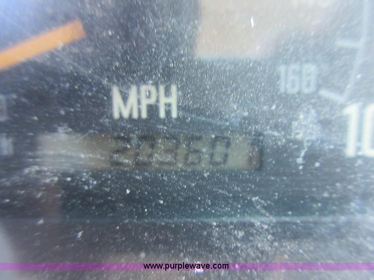 image for item K7901 2001 Isuzu NPR truck cab and chassis