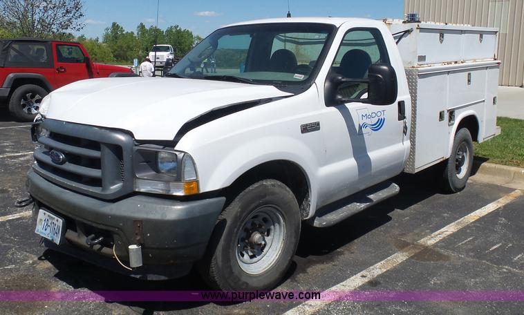 image for item K7903 2003 Ford F250 Super Duty utility truck