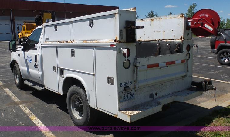 image for item K7903 2003 Ford F250 Super Duty utility truck