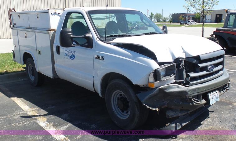 image for item K7903 2003 Ford F250 Super Duty utility truck
