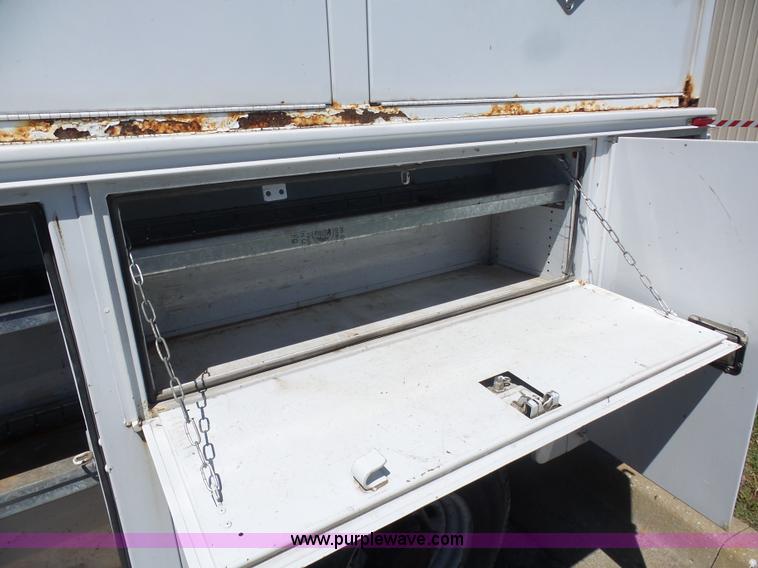 image for item K7903 2003 Ford F250 Super Duty utility truck