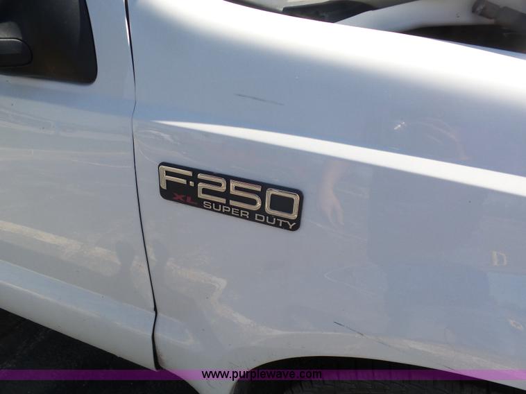 image for item K7903 2003 Ford F250 Super Duty utility truck