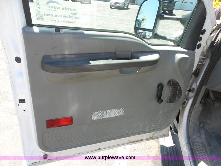 image for item K7903 2003 Ford F250 Super Duty utility truck