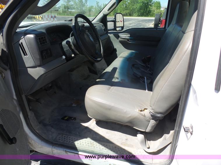 image for item K7903 2003 Ford F250 Super Duty utility truck