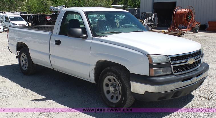 image for item K7912 2006 Chevrolet Silverado 1500 pickup truck